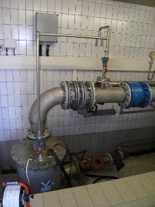 Photo 4 : Photo de l’intérieur d’un forage-captage utilisé pour l’eau potable, avec la tête du forage