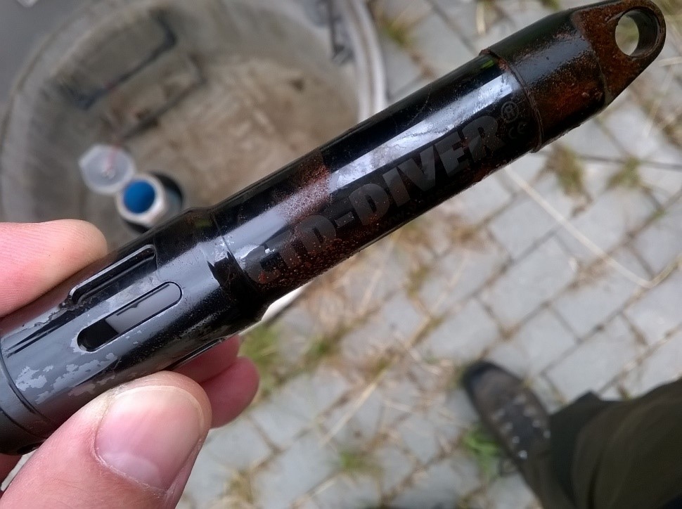 Photo 2 : Photo d’une sonde de mesure en continu du niveau d’une nappe d’eaux souterraines
