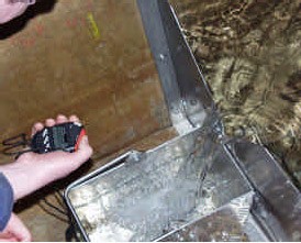 Photo 3 : Photo de la mesure du débit d’une source à l’aide d’un déversoir